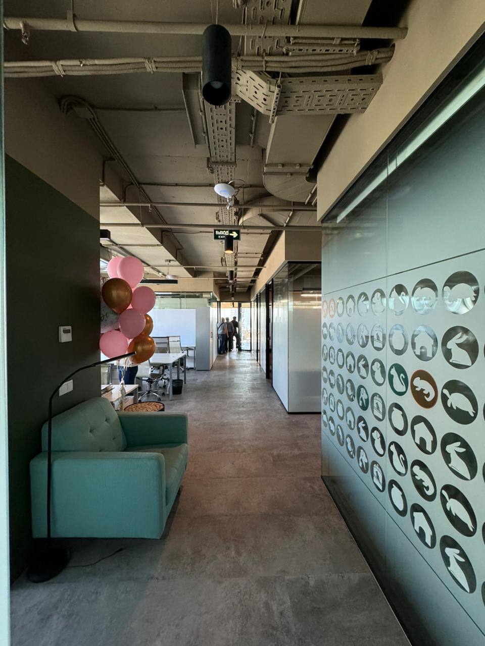 Кварцвиниловый SPC ламинат Vinilam Ceramo Stone Сланцевый Камень 61605 940×470×6 фото в интерьере